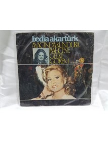 BEDİA AKARTÜRK ayağında kundura & bahçeye gelki görem