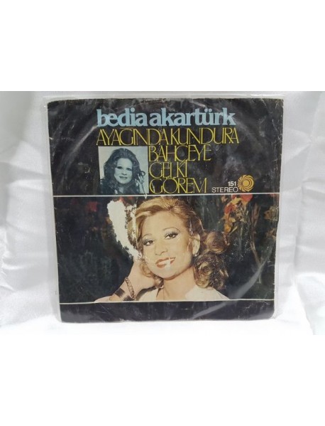 BEDİA AKARTÜRK ayağında kundura & bahçeye gelki görem