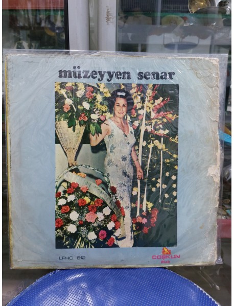 MÜZEYYEN SENAR 40.SANAT YILINDA VEDA